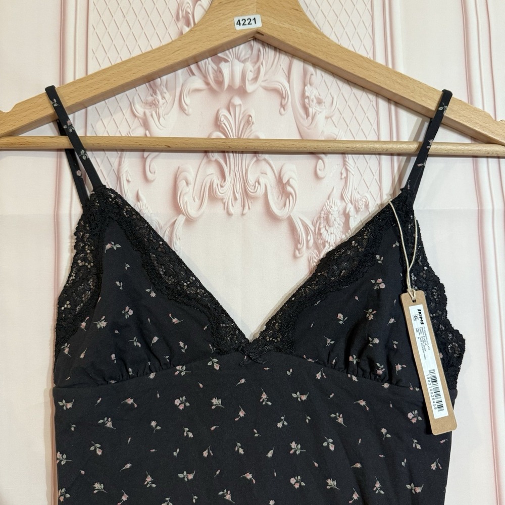 Skims Fits Everybody Lace Triangle Romper Onyx Rosebud Print Size Medium NWT - Picture 2 of 8